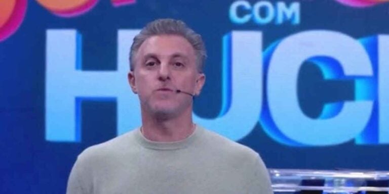 Luciano Huck ficou furioso ao descobrir que vai disputar audiência com o futebol da Record, diz colunista