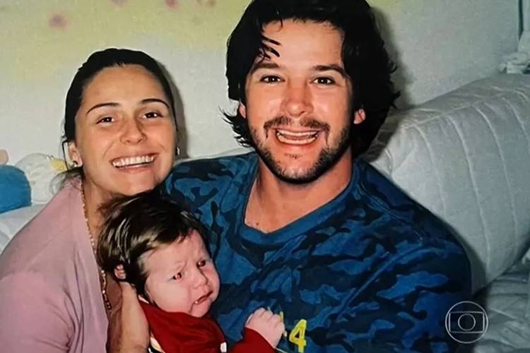 Giovanna Antonelli e Murilo Benício com o filho. (Foto: reprodução/Globo)