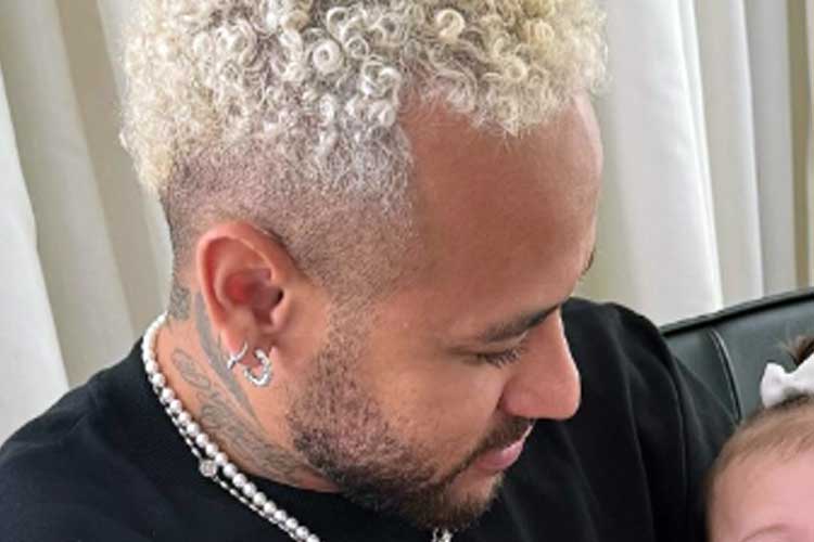 Prestes a celebrar o aniversário de Mavie, Neymar aparece em novo registro com Helena: ’03 do papai’