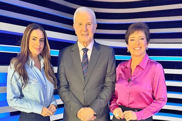 Paloma Tocci, Celso Freitas e Christina Lemos nos bastidores do Jornal da Record (Reprodução: Instagram)