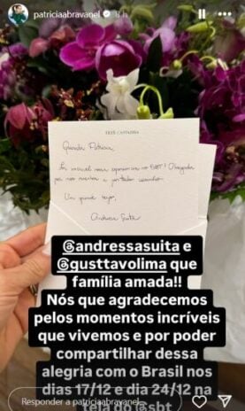 Patrícia Abravanel mostrando o presente que ganhou da Andressa Suíta (Reprodução: Instagram)