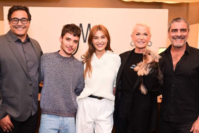 Luciano, pai da jovem, João Lucas, marido da de Sasha, Xuxa e o Junno padastro da estilitista (Foto: Leo Franco/ Agnews)