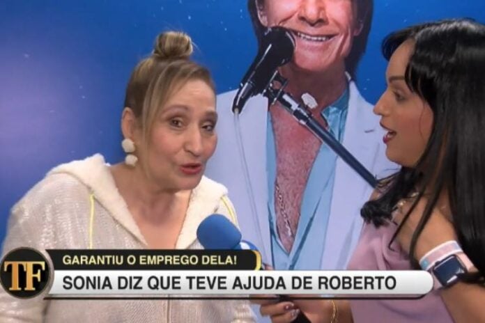 Sonia Abrão relatando a história diretamente da gravação do especial de Roberto Carlos (Reprodução RedeTV!)