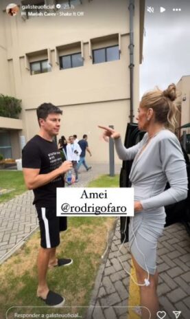 Adriane Galisteu mostrando que encontrou o Rodrigo Faro no estacionamento da emissora (Reprodução: Instagram)