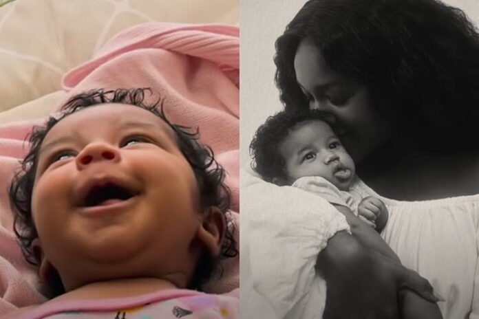 Iza com a filha em clipe. (Foto: reprodução/YouTube)