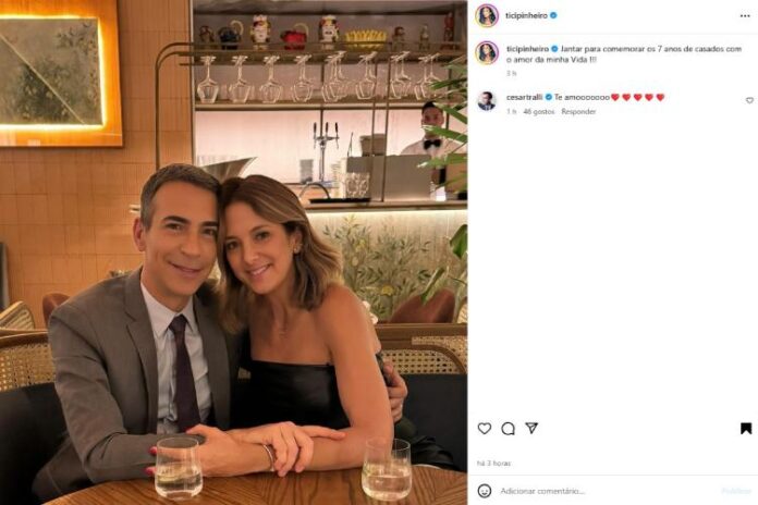 Ticiane Pinheiro e César Tralli celebrando a união no restaurante (Reprodução: Instagram)