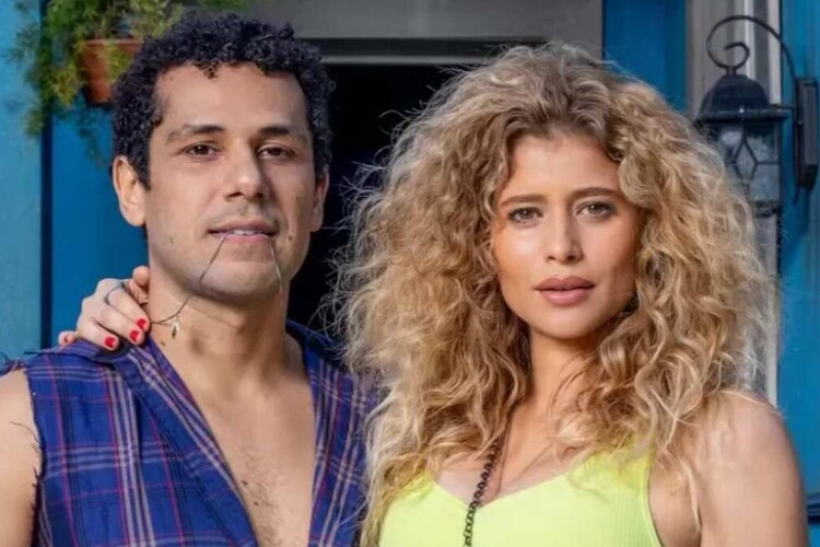 Chico (Amaury Lorenzo) e Roxelle (Isadora Cruz) em Volta por Cima