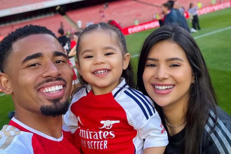 Gabriel Jesus, a primeira filha, e Raiane Lima (Reprodução: Instagram)