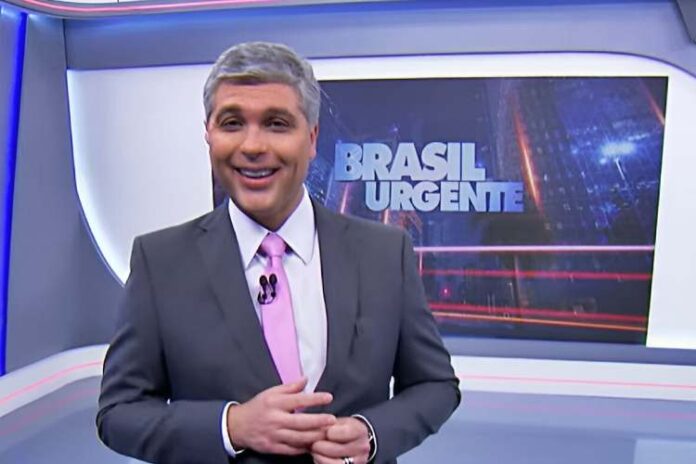 Joel Datena contando o costume que tem depois que sai do 'Brasil Urgente' durante um dia da semana (Reprodução: Band TV)