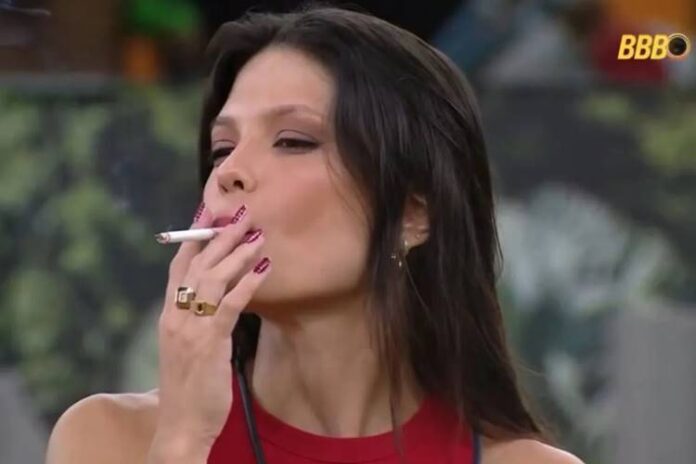 Vitória Strada fuma no BBB25. (Foto: reprodução/Globo)