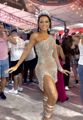 Carla Prata exibe look para o Carnaval 2025