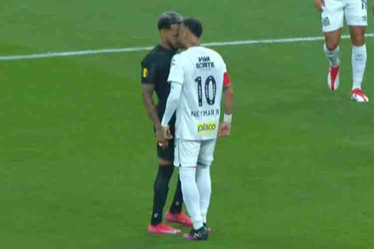 Neymar e Martínez se desentendendo em campo (Imagem: Reprodução/Internet)