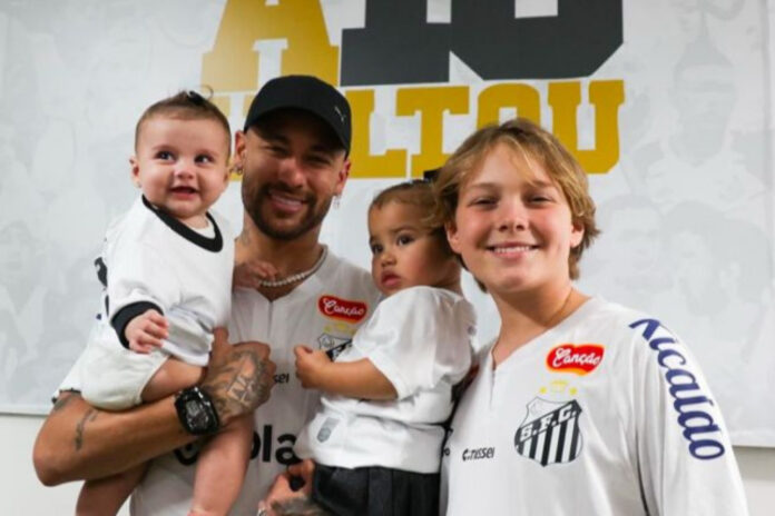 Neymar em foto com Helena, Mavie e Davi Lucca (Foto: Reprodução/Instagram)