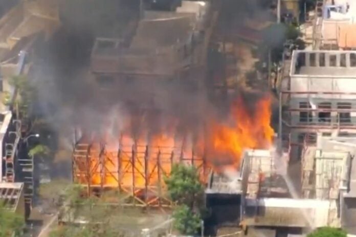 Incêndio de grandes proporções atinge cidade cenográfica da Globo -  (Reprodução: Record Rio)