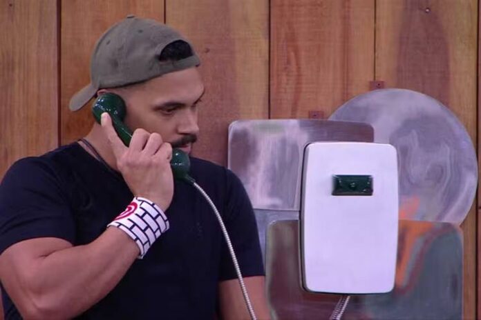 BBB25 - Vinicius atende o Big Fone