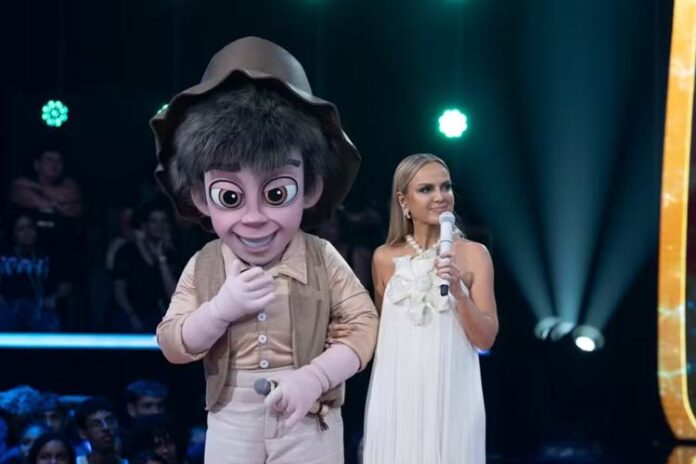 Candinho ao lado de Eliana no The Masked Singer Brasil - Foto: Globo