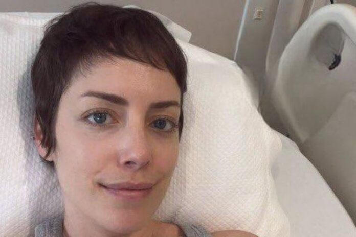 Fabiana Justus compartilhou uma foto deitada na cama do hospital (Reprodução: Instagram)