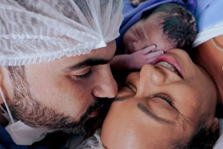 Aretha Oliveira com o marido e a filha