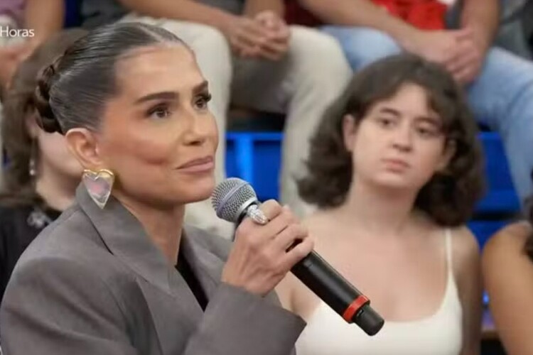 A atriz Deborah Secco no Altas Horas