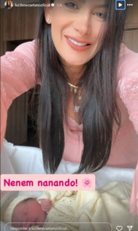 Lucilene Caetano mostrando a menina (Reprodução: Instagram)